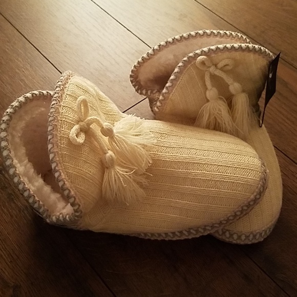 Women's Nordic Tassel Slippers - Picture 5 of 8